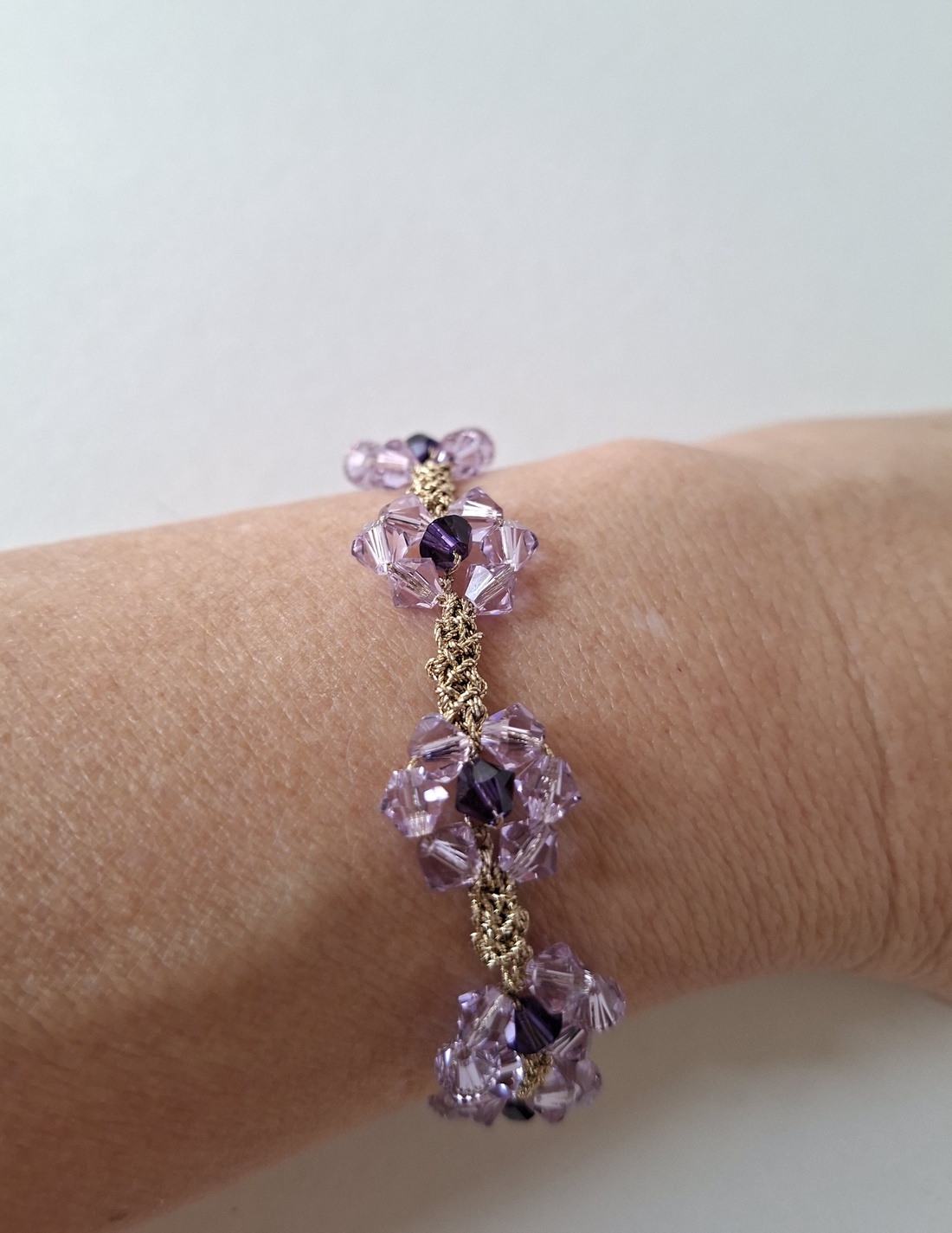 Bratara eleganta lila cu cristale Swarovski -model floare mov deschis cu centru ametist, fir aurit - bijuterii - brățări - brățări din mărgele - Artynos.ro