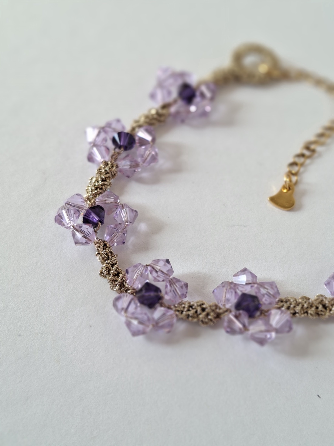 Bratara eleganta lila cu cristale Swarovski -model floare mov deschis cu centru ametist, fir aurit - bijuterii - brățări - brățări din mărgele - Artynos.ro