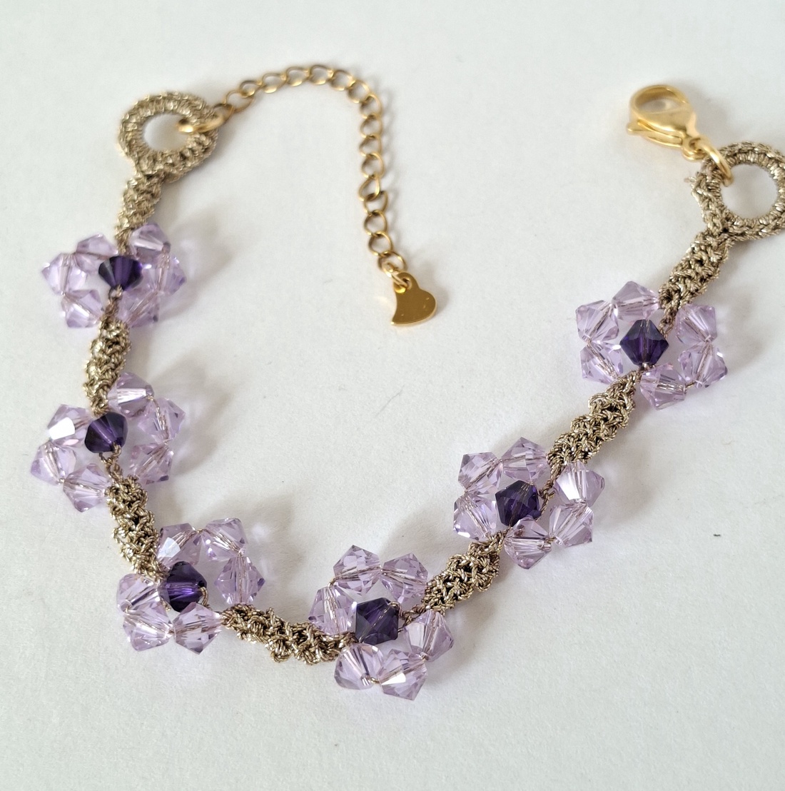 Bratara eleganta lila cu cristale Swarovski -model floare mov deschis cu centru ametist, fir aurit - bijuterii - brățări - brățări din mărgele - Artynos.ro