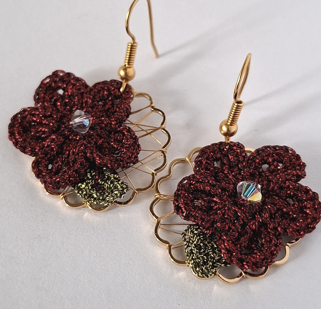 Cercei cu floare crosetata burgundy Bloom - cristal irizat si fir metalizat - bijuterii - cercei - cercei croșetați - Artynos.ro