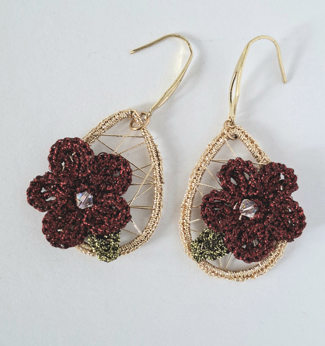 Cercei cu floare crosetata burgundy Bloom - cristal irizat si fir metalizat - bijuterii - cercei - cercei croșetați - Artynos.ro