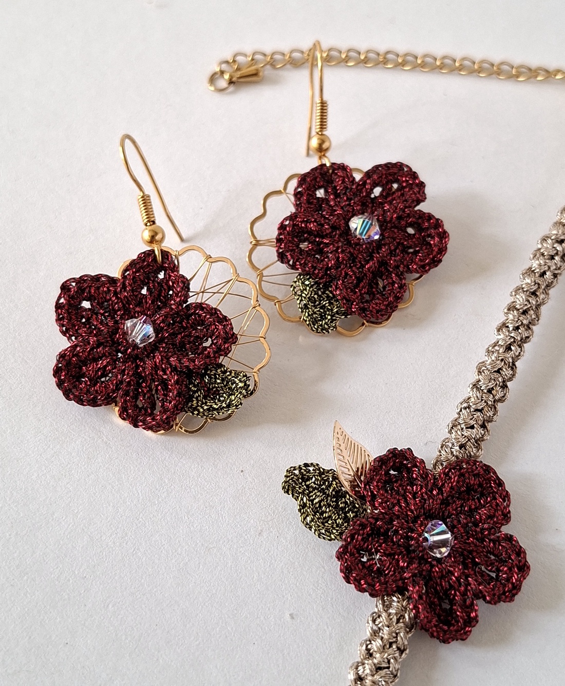 Cercei cu floare crosetata burgundy Bloom - cristal irizat si fir metalizat - bijuterii - cercei - cercei croșetați - Artynos.ro