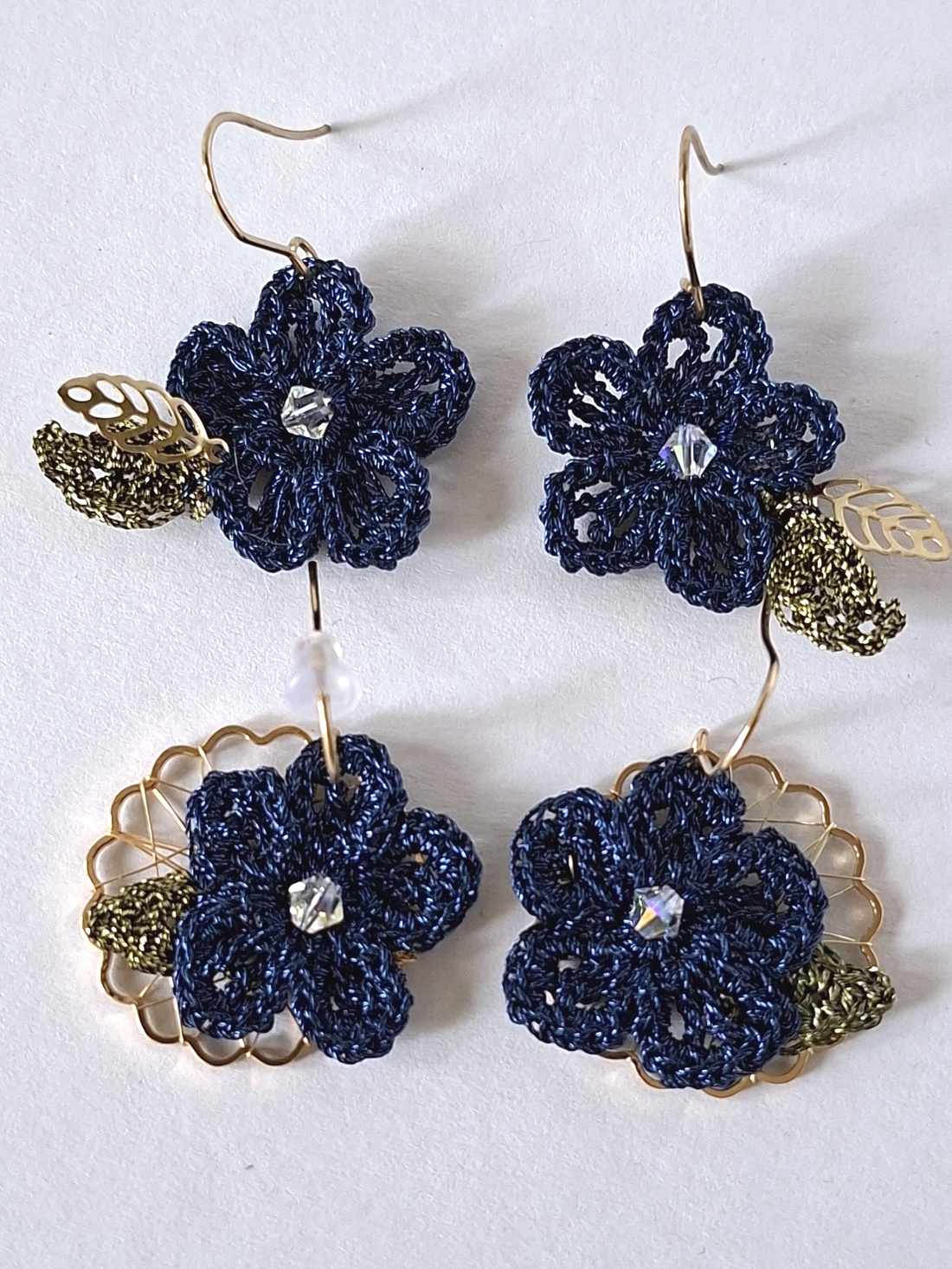 Cercei cu floare crosetata navy  - bijuterii - cercei - cercei croșetați - Artynos.ro
