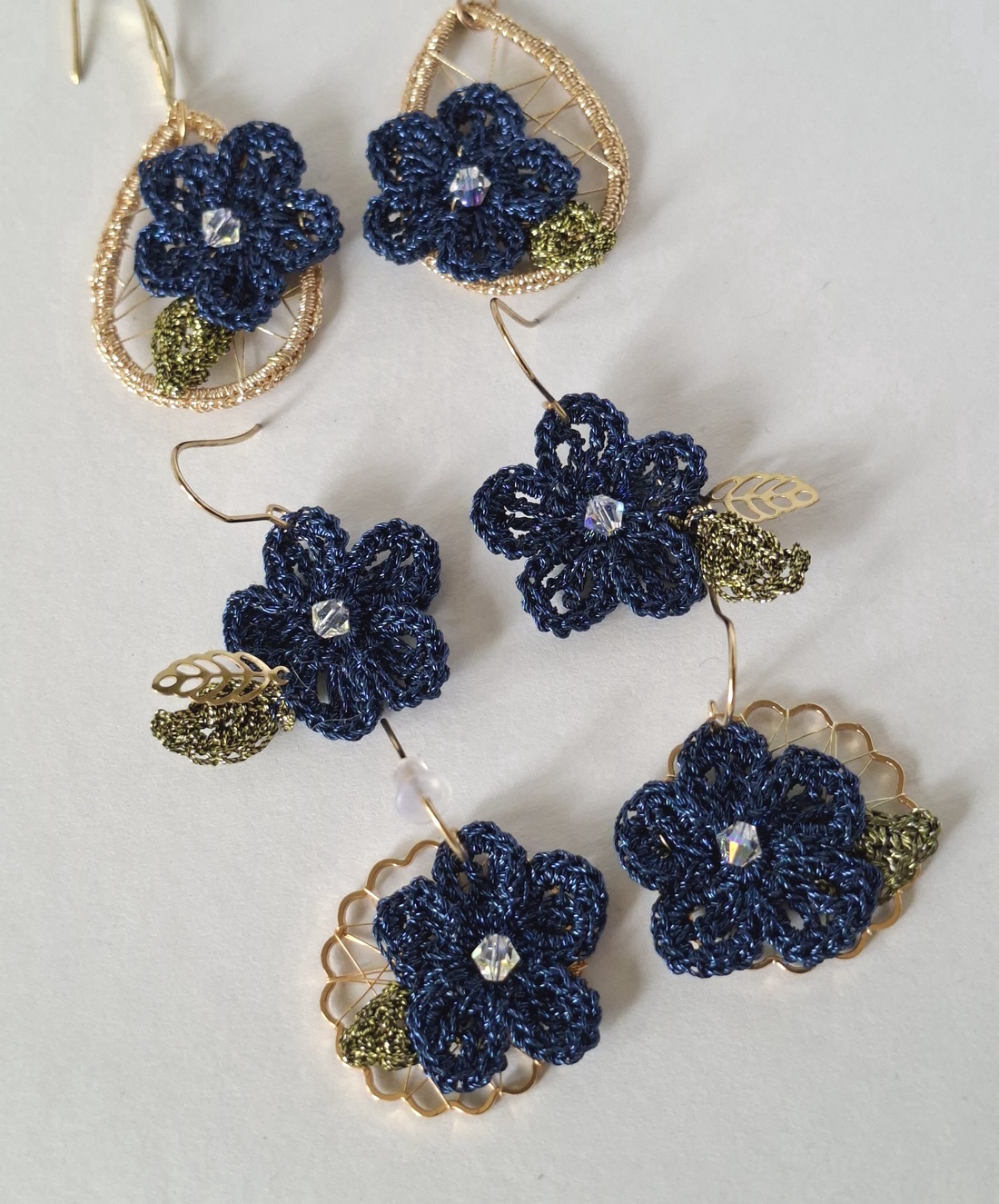 Cercei cu floare crosetata navy  - bijuterii - cercei - cercei croșetați - Artynos.ro