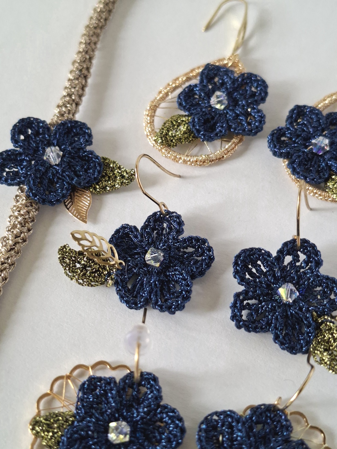 Cercei cu floare crosetata navy  - bijuterii - cercei - cercei croșetați - Artynos.ro