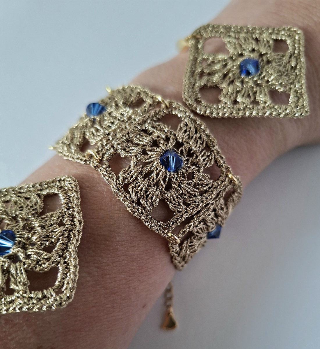 Set bratara si cercei elegant model patrat mare dantelat cu cristal Swarowski safir albastru - bijuterii - seturi de bijuterii - Artynos.ro