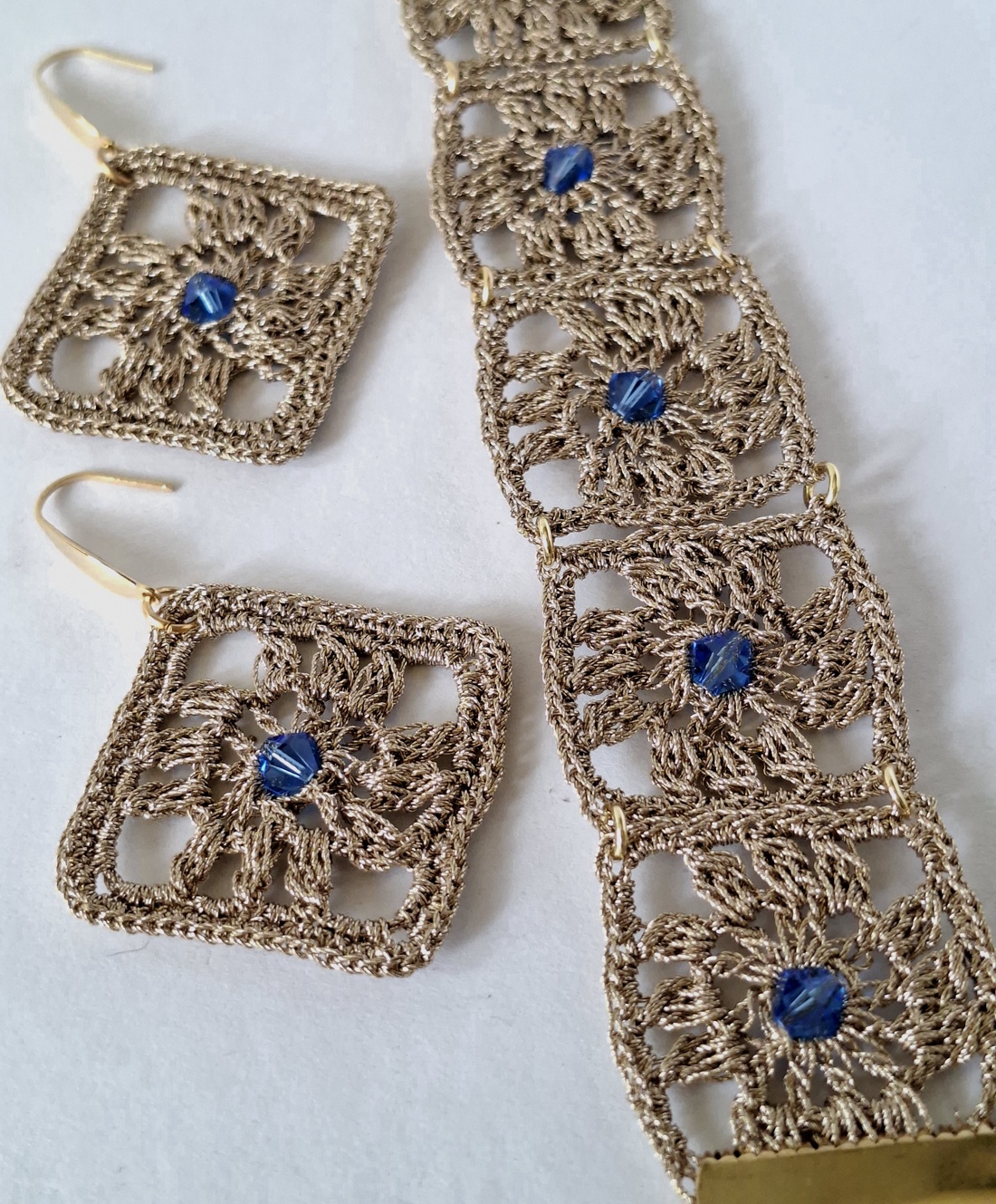 Set bratara si cercei elegant model patrat mare dantelat cu cristal Swarowski safir albastru - bijuterii - seturi de bijuterii - Artynos.ro