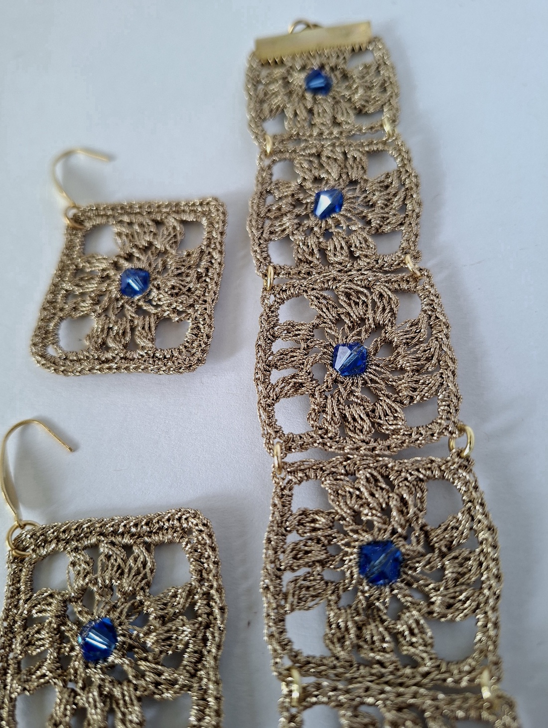 Set bratara si cercei elegant model patrat mare dantelat cu cristal Swarowski safir albastru - bijuterii - seturi de bijuterii - Artynos.ro
