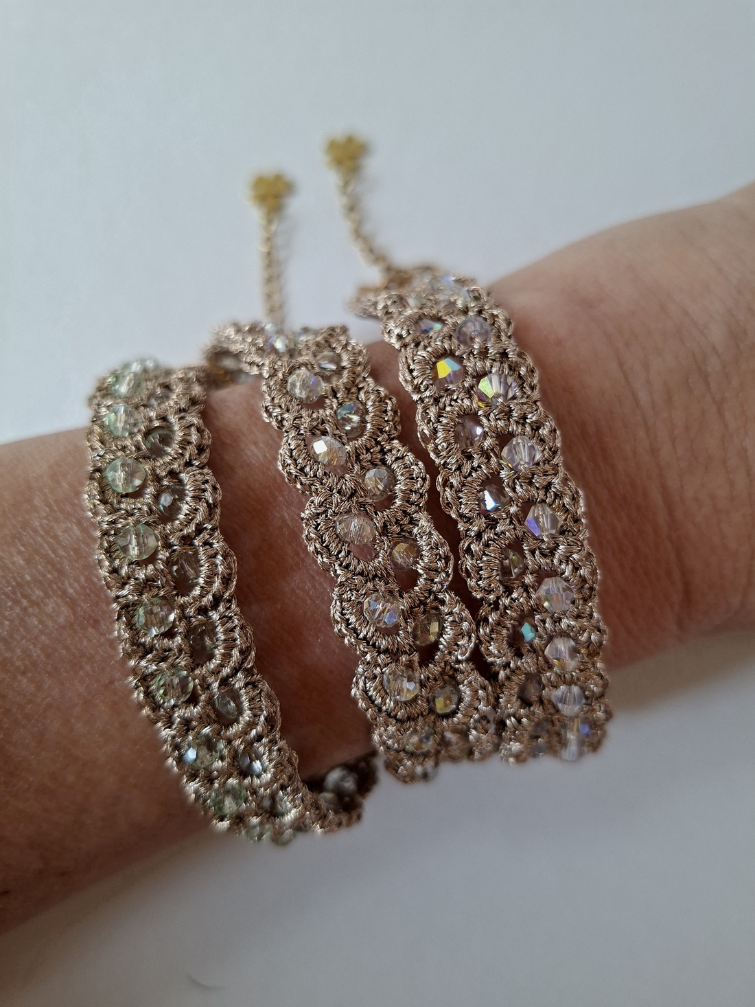 Bratari elegante cu cristale transparente irizate - bijuterii - brățări - brățări din mărgele - Artynos.ro