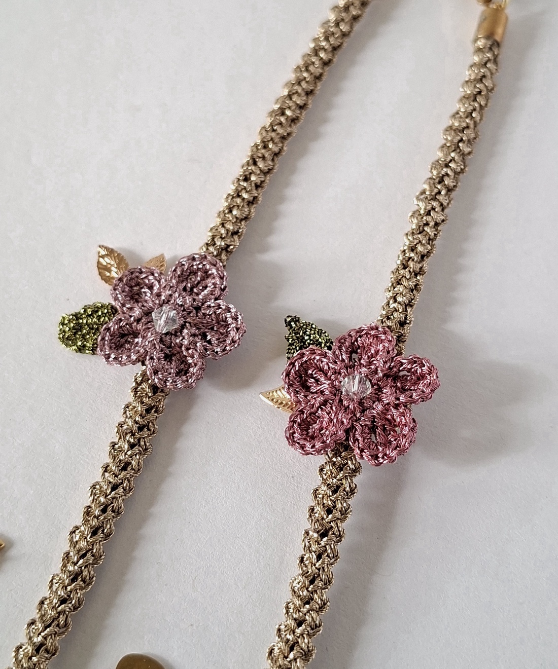  Bratara eleganta cu floare crosetata in nuante de roz pudra sau liliac - bijuterii - brățări - brățări împletite - Artynos.ro