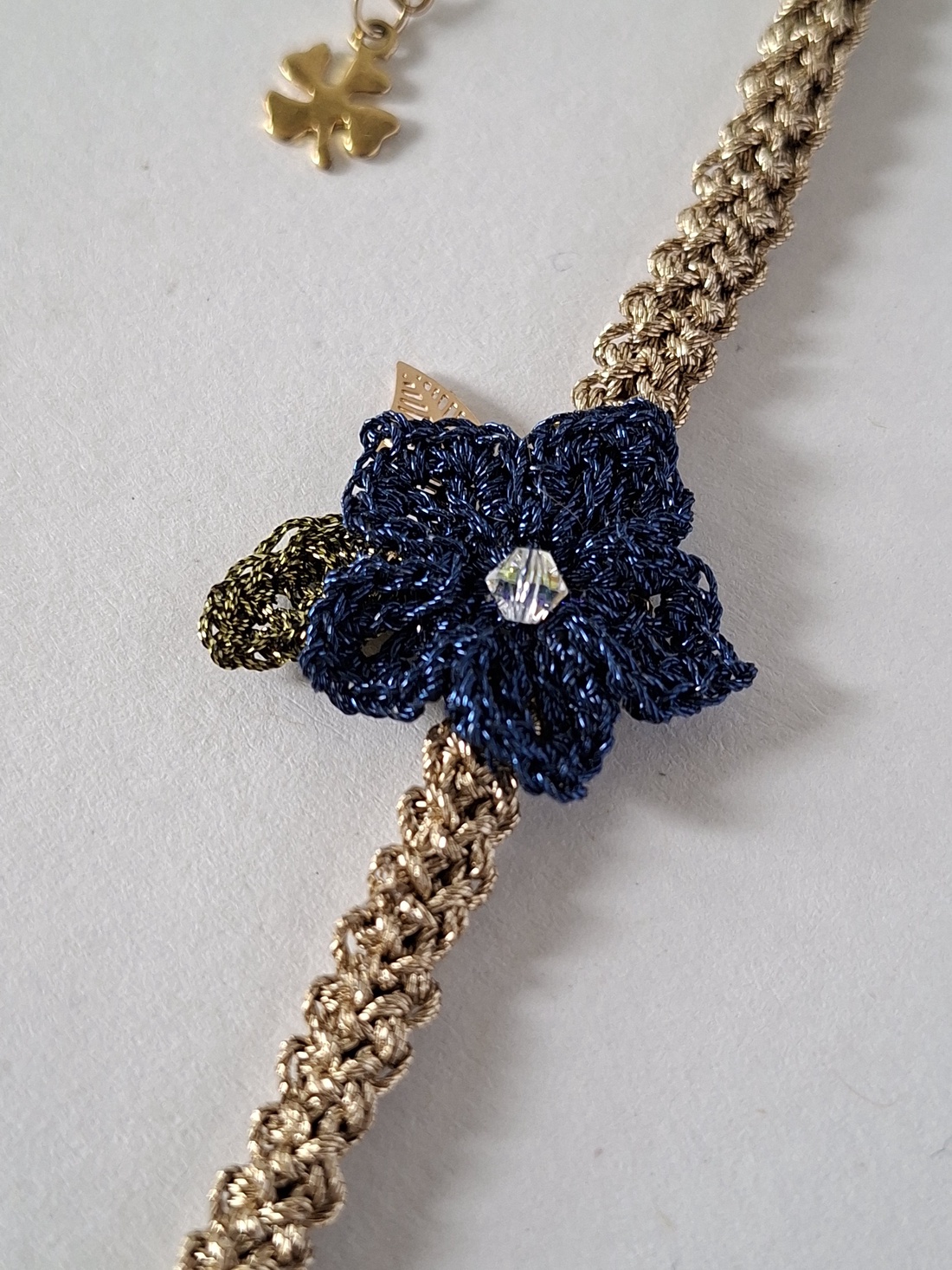Bratara floare crosetata navy Bloom - albastru inchis cu cristal - bijuterii - brățări - brățări împletite - Artynos.ro