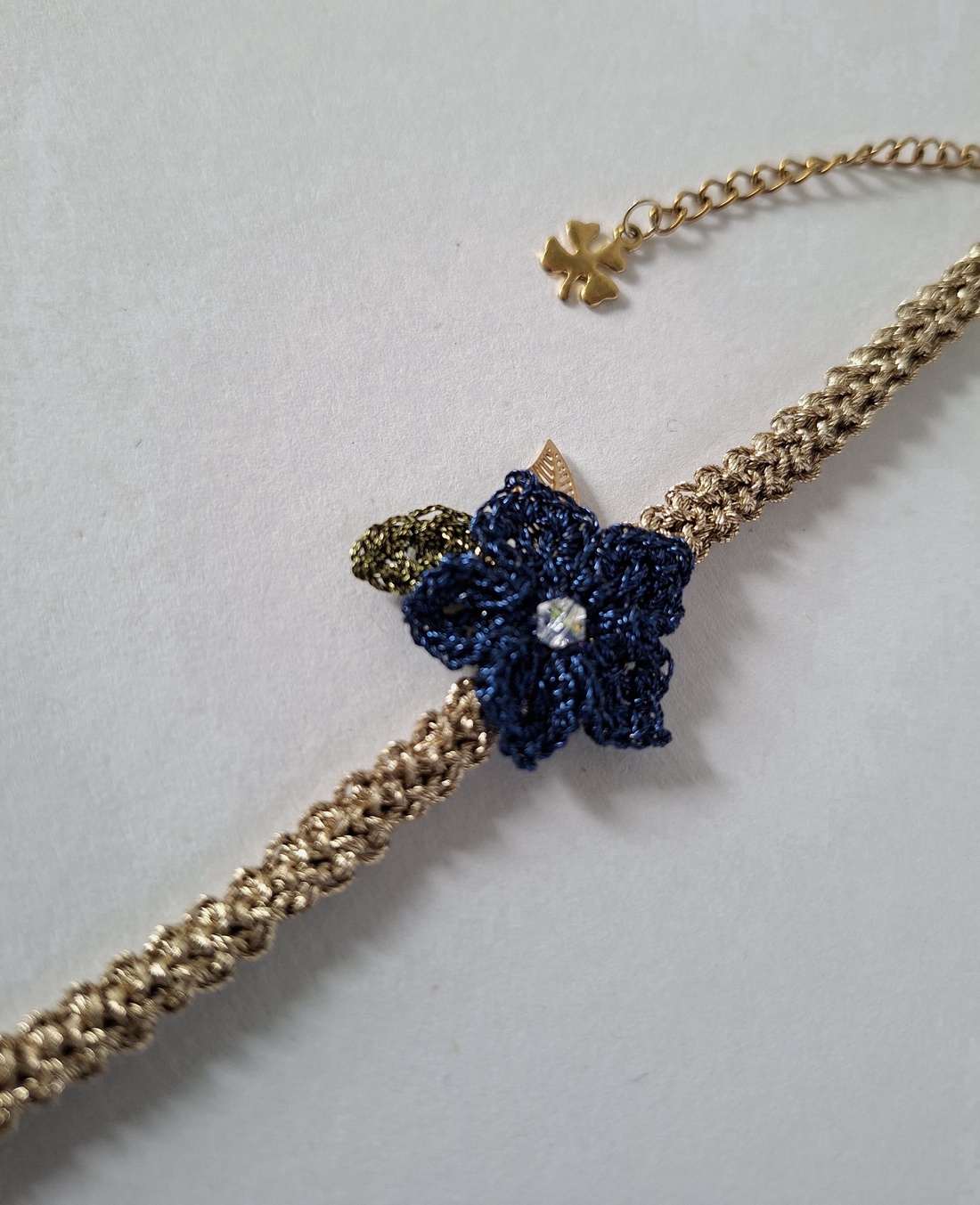 Bratara floare crosetata navy Bloom - albastru inchis cu cristal - bijuterii - brățări - brățări împletite - Artynos.ro