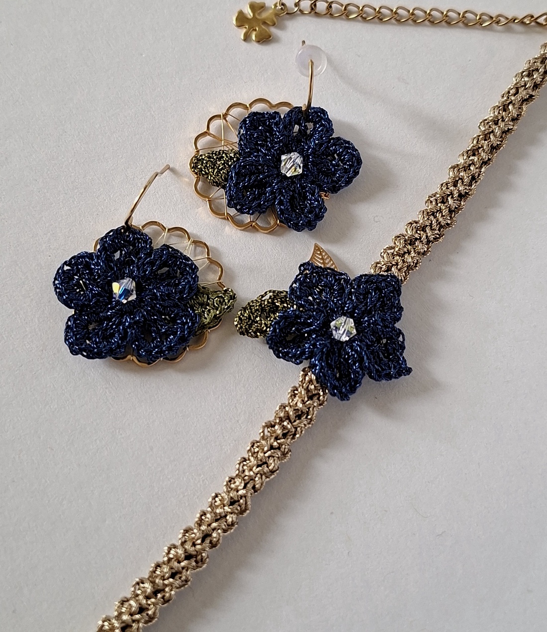 Bratara floare crosetata navy Bloom - albastru inchis cu cristal - bijuterii - brățări - brățări împletite - Artynos.ro