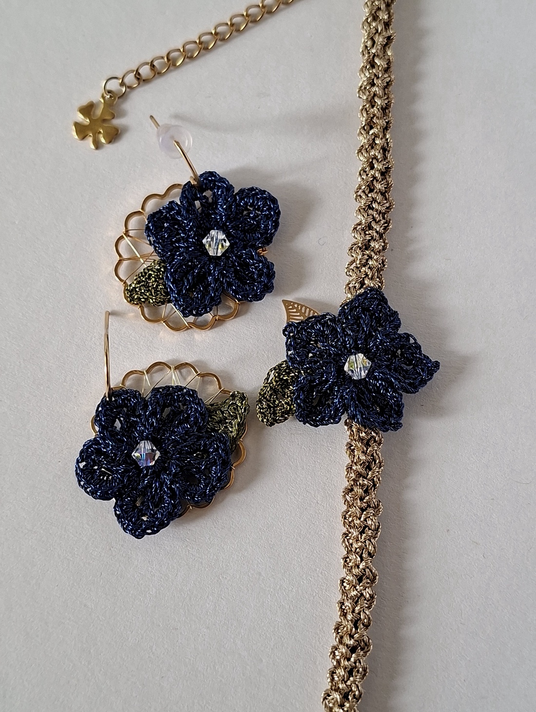 Bratara floare crosetata navy Bloom - albastru inchis cu cristal - bijuterii - brățări - brățări împletite - Artynos.ro