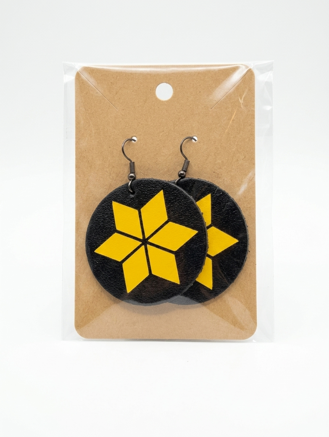 Cercei din Piele Handmade � Negru cu Model Geometric Galben, 4 cm - bijuterii - cercei - cercei lungi - Artynos.ro