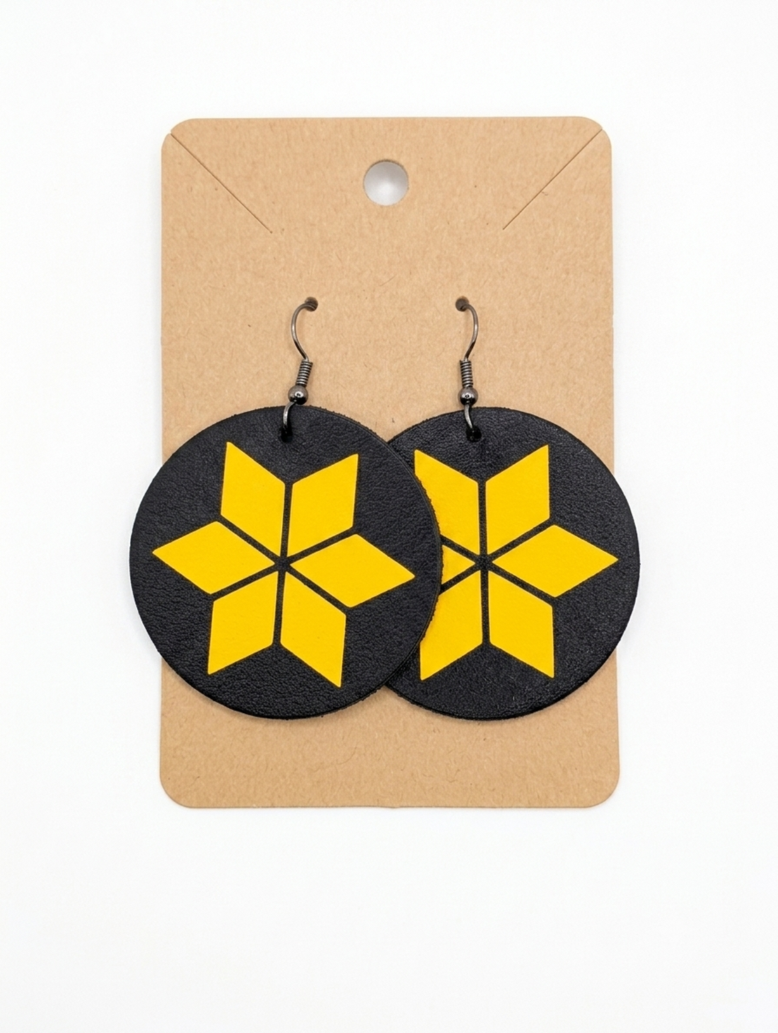 Cercei din Piele Handmade � Negru cu Model Geometric Galben, 4 cm - bijuterii - cercei - cercei lungi - Artynos.ro