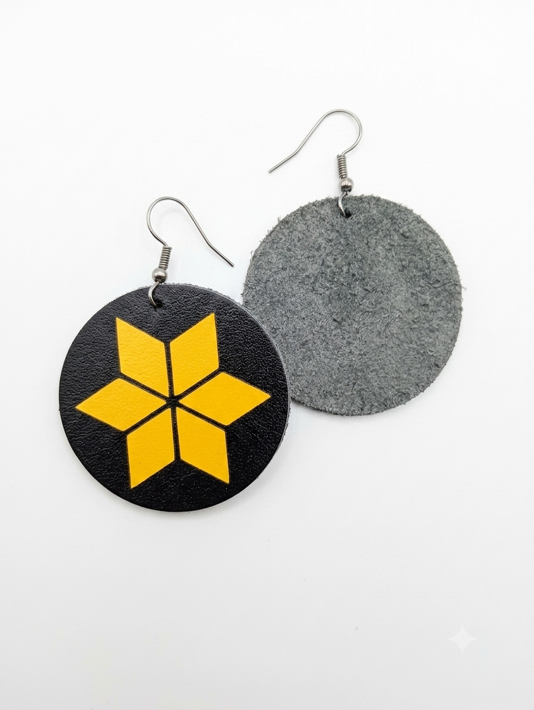 Cercei din Piele Handmade � Negru cu Model Geometric Galben, 4 cm - bijuterii - cercei - cercei lungi - Artynos.ro