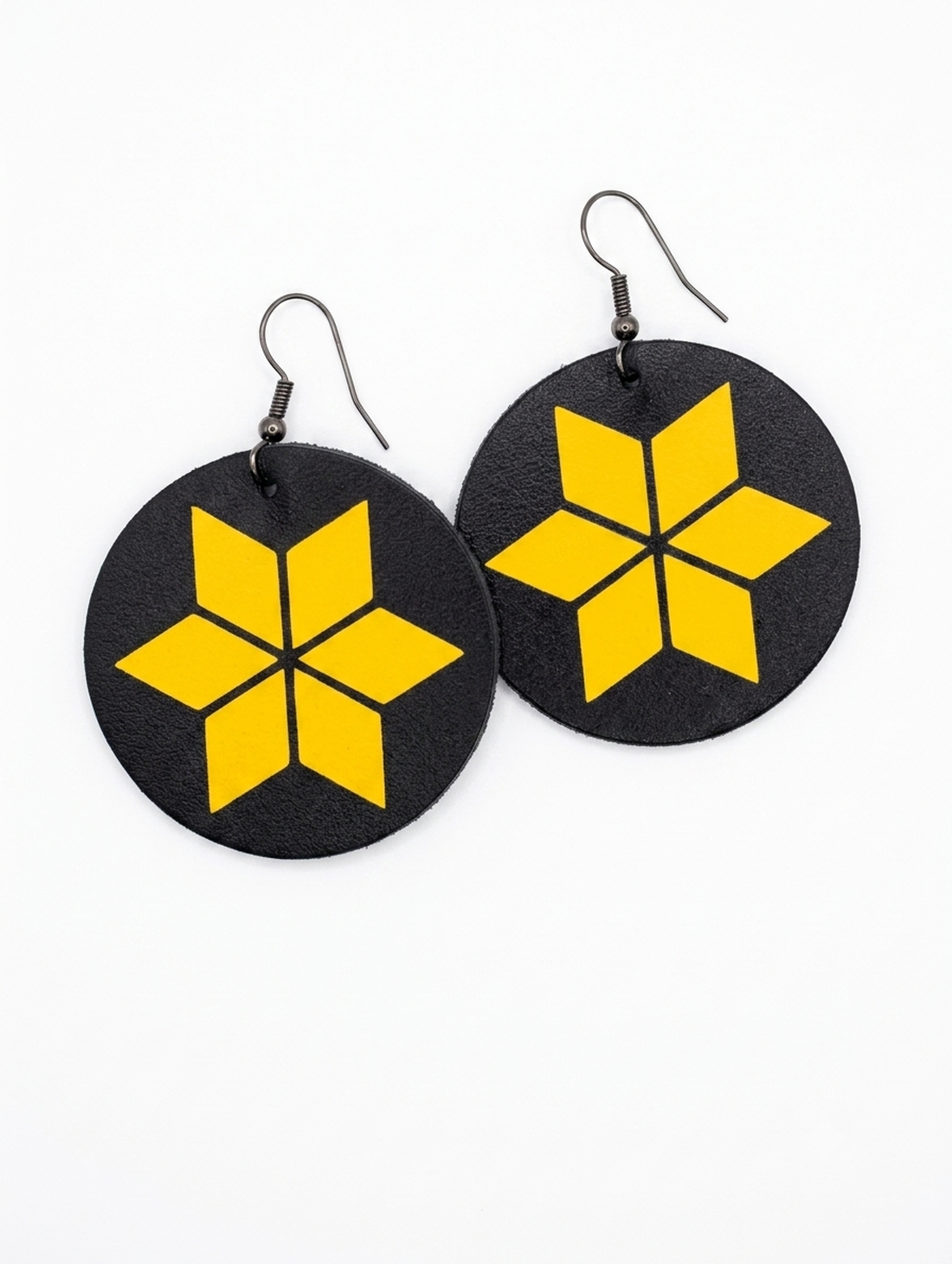 Cercei din Piele Handmade � Negru cu Model Geometric Galben, 4 cm - bijuterii - cercei - cercei lungi - Artynos.ro