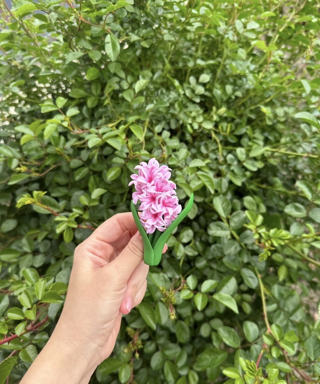 Brosă Zambilă - accessorii și unelte - broșă, cerc, încuietoare - Artynos.ro Brosă Zambilă - accessorii și unelte - broșă, cerc, încuietoare - Artynos.ro