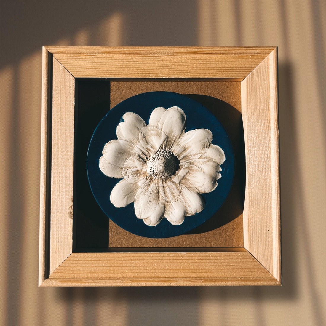 Basorelief Crizantema - casă & stil de viață - accesorii pentru decorat casa - picturi murale - panouri și tablouri, panouri decorative - Artynos.ro