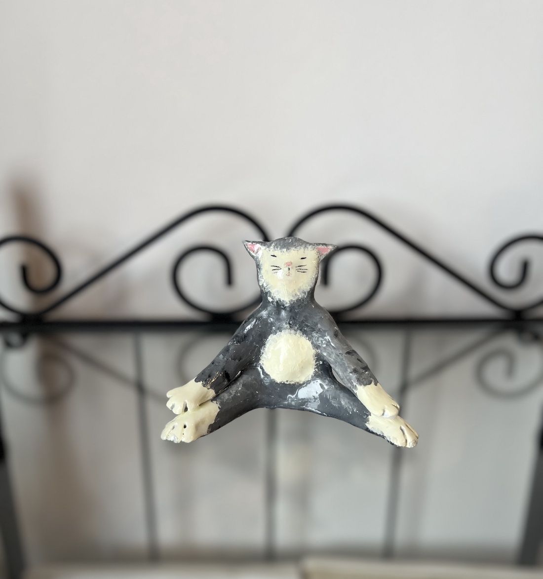 Pisicuta Yoghina - arte vizuale și accesorii - sculptură - sculpturi și figurine din ceramică - Artynos.ro Pisicuta Yoghina - arte vizuale și accesorii - sculptură - sculpturi și figurine din ceramică - Artynos.ro