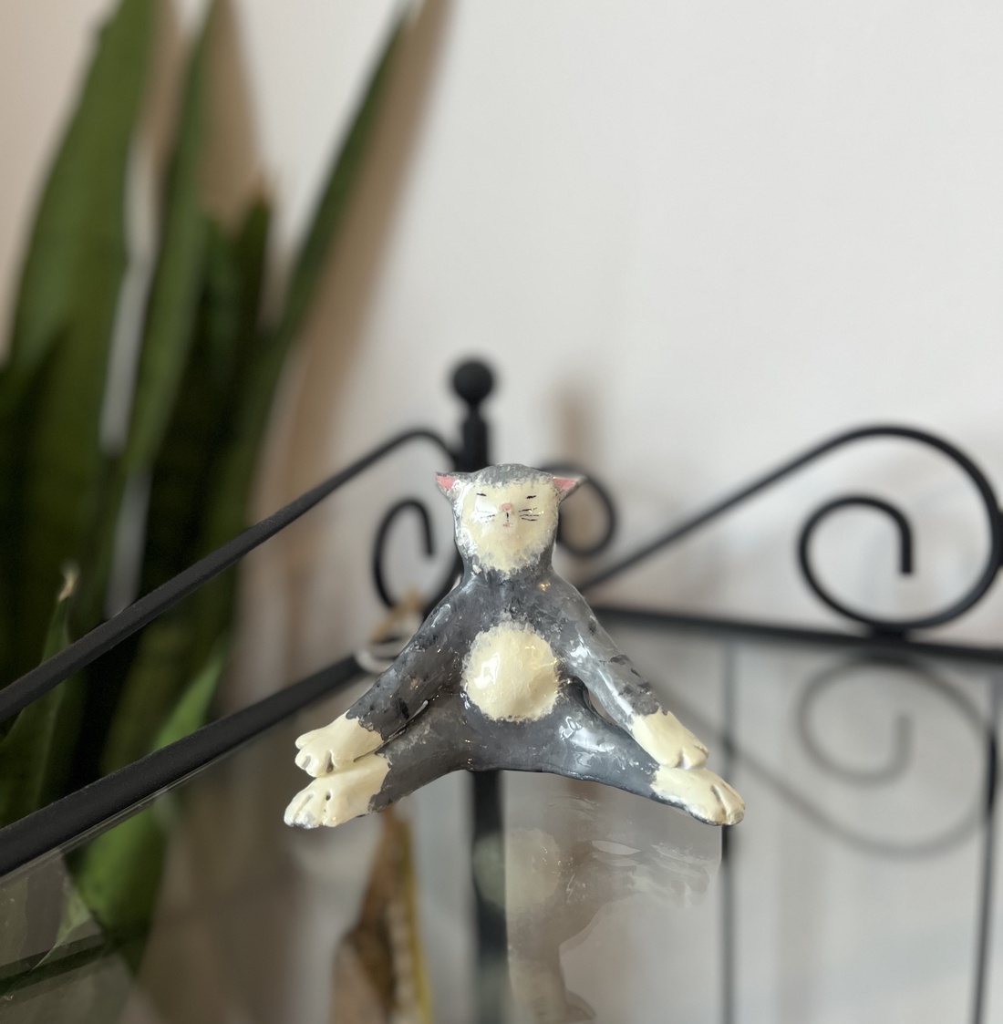 Pisicuta Yoghina - arte vizuale și accesorii - sculptură - sculpturi și figurine din ceramică - Artynos.ro Pisicuta Yoghina - arte vizuale și accesorii - sculptură - sculpturi și figurine din ceramică - Artynos.ro
