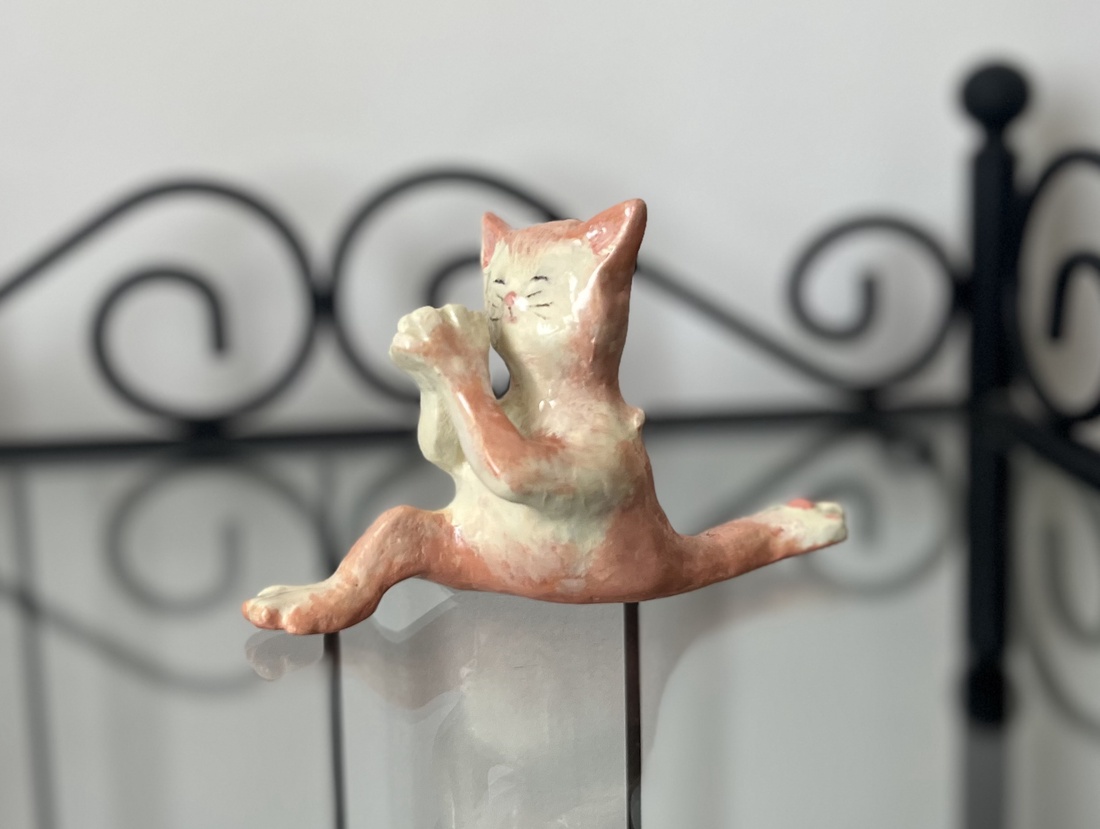Pisicuta Yoghina - arte vizuale și accesorii - sculptură - sculpturi și figurine din ceramică - Artynos.ro Pisicuta Yoghina - arte vizuale și accesorii - sculptură - sculpturi și figurine din ceramică - Artynos.ro