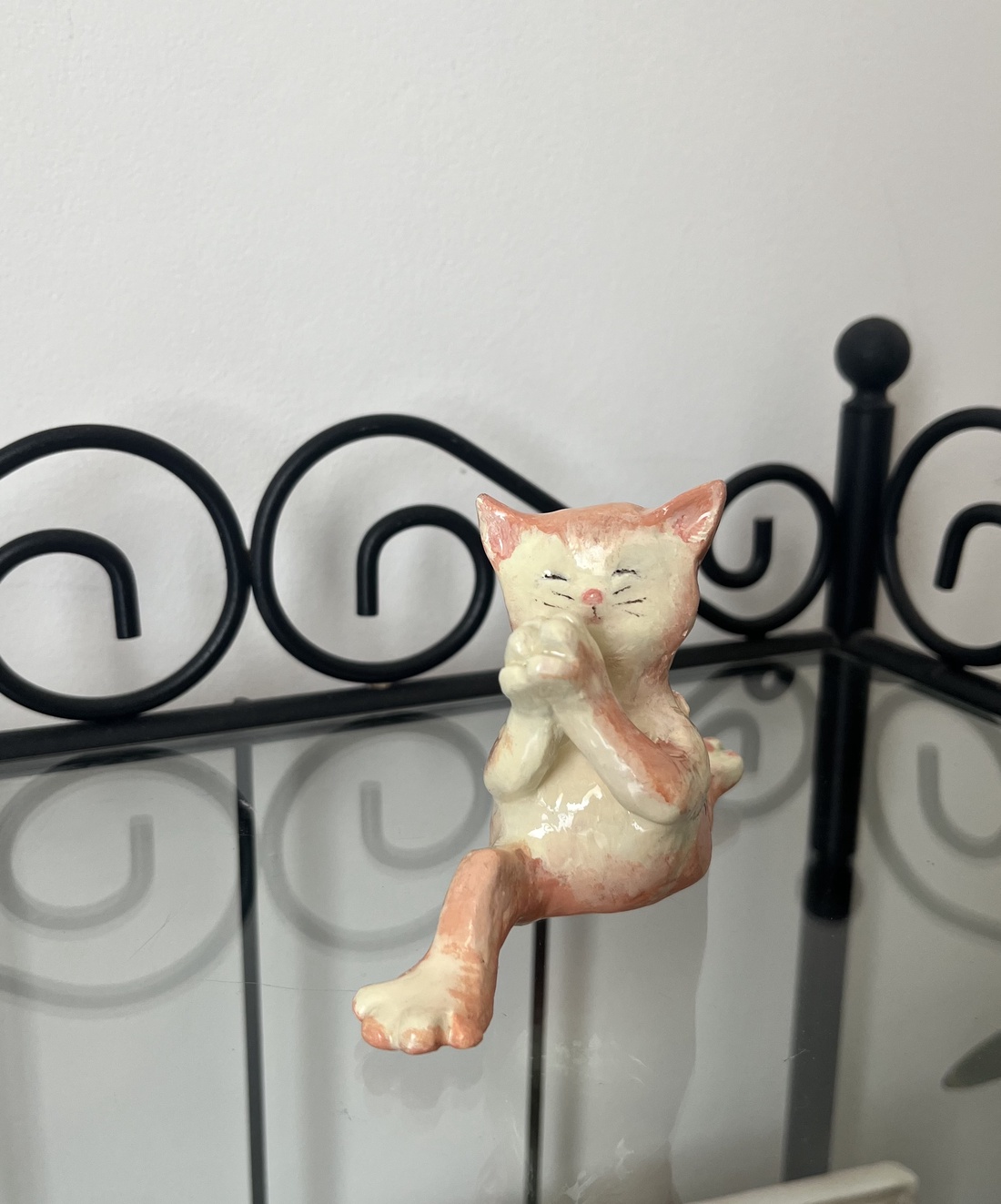 Pisicuta Yoghina - arte vizuale și accesorii - sculptură - sculpturi și figurine din ceramică - Artynos.ro Pisicuta Yoghina - arte vizuale și accesorii - sculptură - sculpturi și figurine din ceramică - Artynos.ro