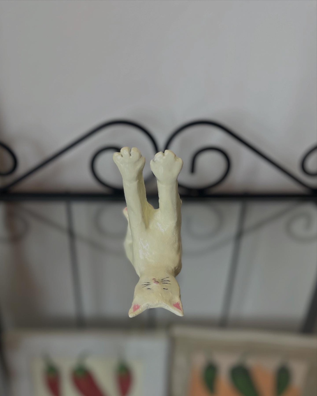 Pisicuta Yoghina - arte vizuale și accesorii - sculptură - sculpturi și figurine din ceramică - Artynos.ro Pisicuta Yoghina - arte vizuale și accesorii - sculptură - sculpturi și figurine din ceramică - Artynos.ro