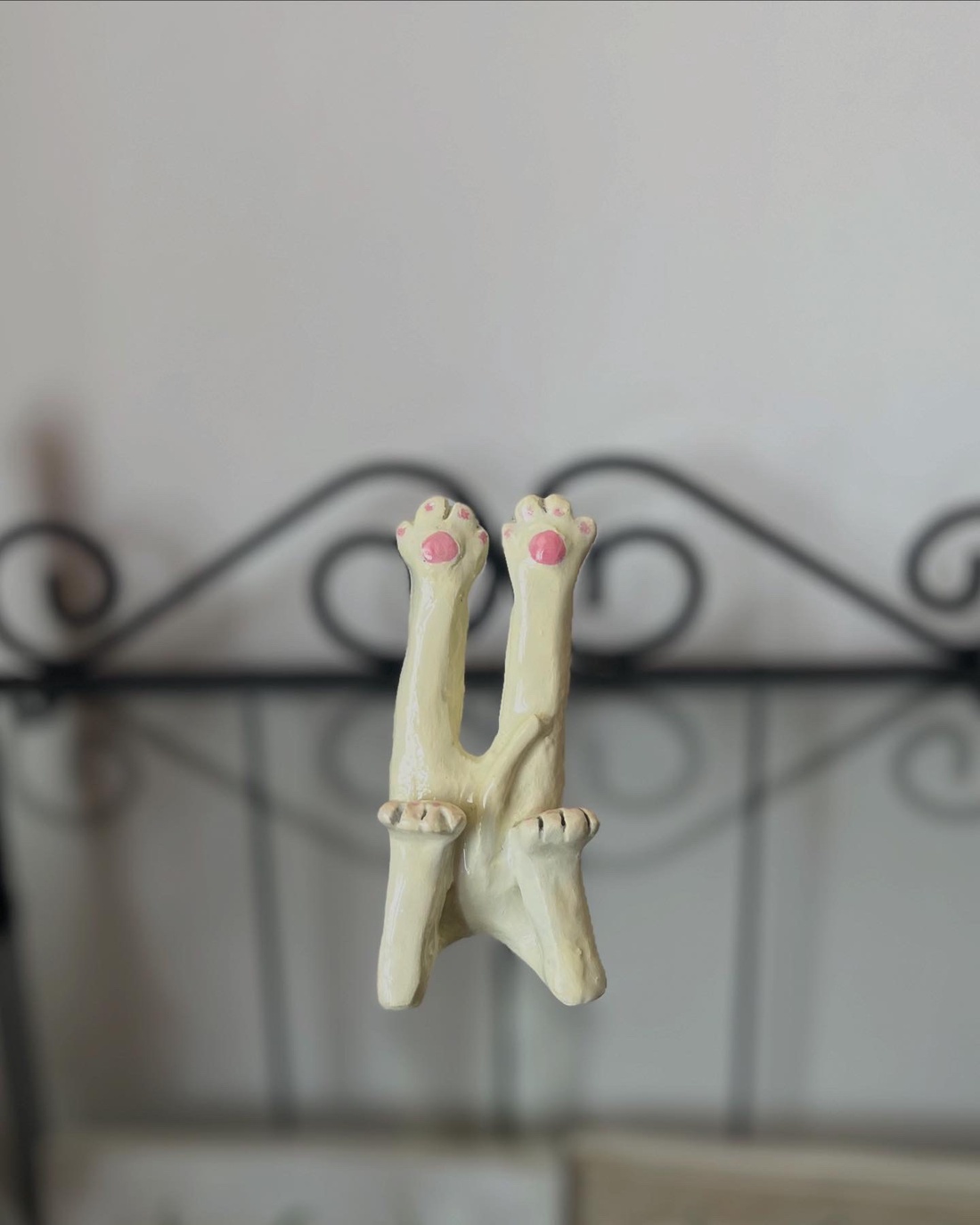 Pisicuta Yoghina - arte vizuale și accesorii - sculptură - sculpturi și figurine din ceramică - Artynos.ro Pisicuta Yoghina - arte vizuale și accesorii - sculptură - sculpturi și figurine din ceramică - Artynos.ro