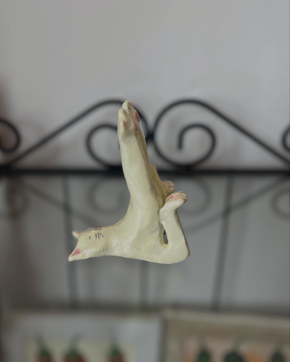 Pisicuta Yoghina - arte vizuale și accesorii - sculptură - sculpturi și figurine din ceramică - Artynos.ro Pisicuta Yoghina - arte vizuale și accesorii - sculptură - sculpturi și figurine din ceramică - Artynos.ro