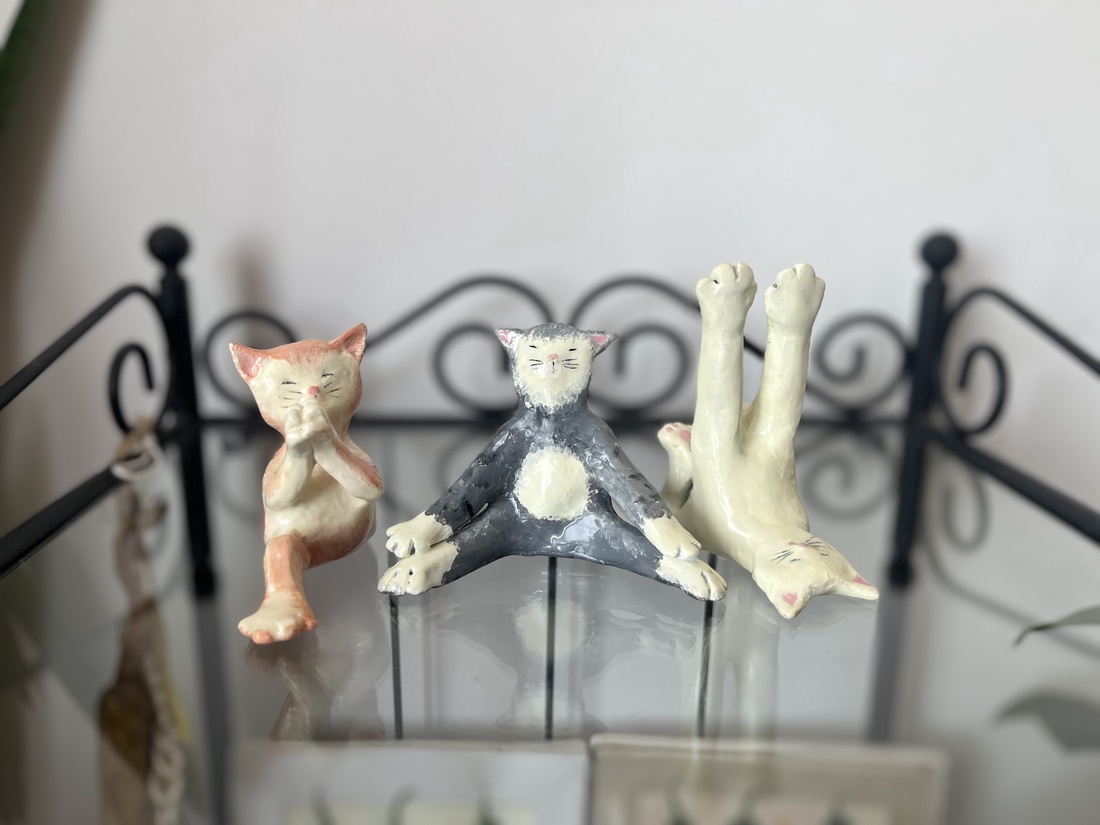 Pisicuta Yoghina - arte vizuale și accesorii - sculptură - sculpturi și figurine din ceramică - Artynos.ro Pisicuta Yoghina - arte vizuale și accesorii - sculptură - sculpturi și figurine din ceramică - Artynos.ro