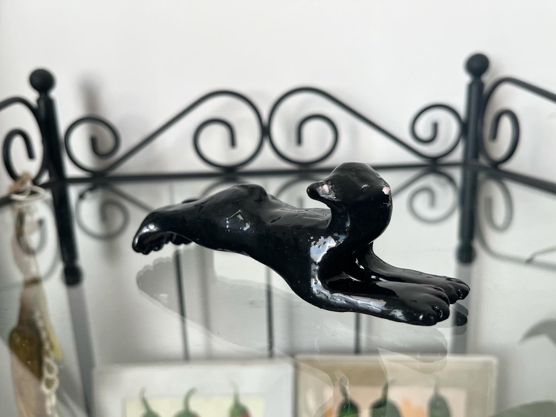 Pisicuta Yoghina - arte vizuale și accesorii - sculptură - sculpturi și figurine din ceramică - Artynos.ro Pisicuta Yoghina - arte vizuale și accesorii - sculptură - sculpturi și figurine din ceramică - Artynos.ro