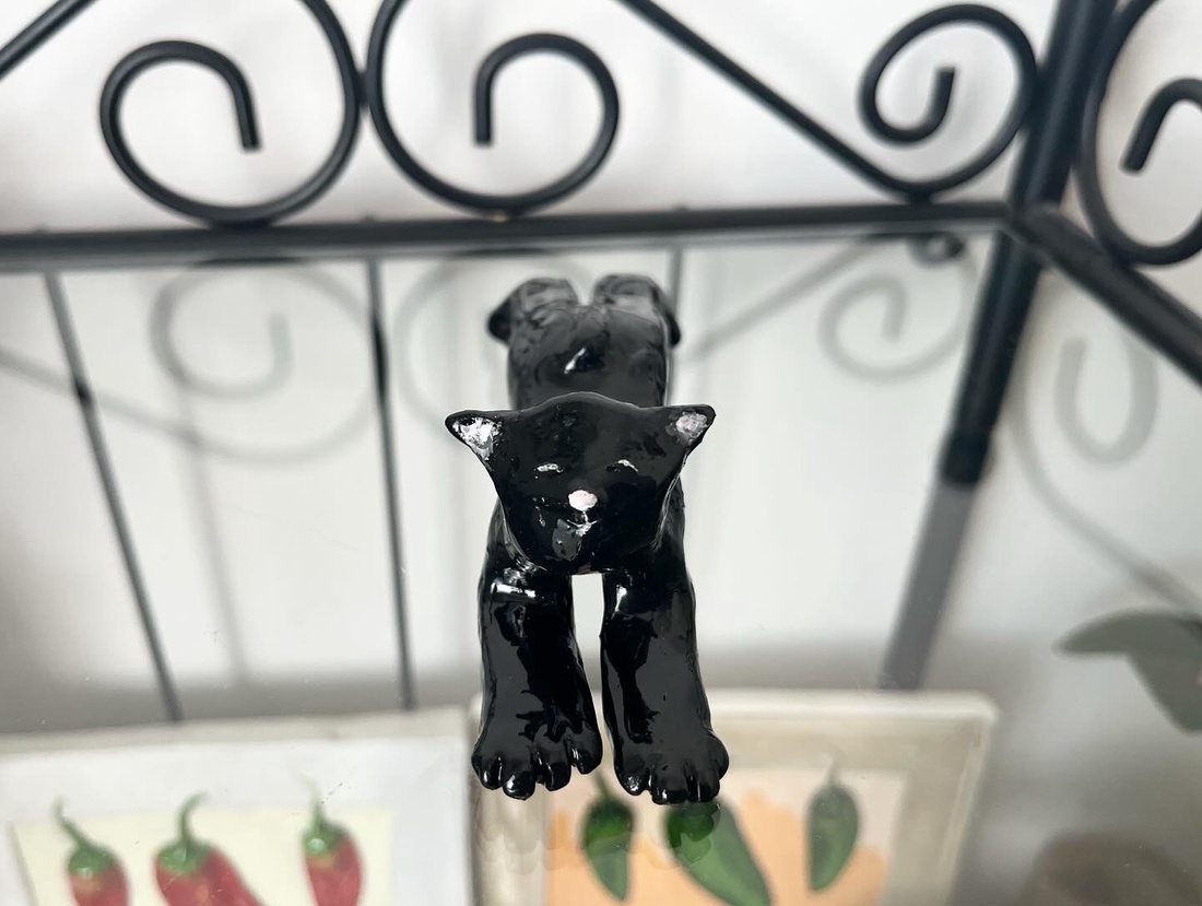 Pisicuta Yoghina - arte vizuale și accesorii - sculptură - sculpturi și figurine din ceramică - Artynos.ro Pisicuta Yoghina - arte vizuale și accesorii - sculptură - sculpturi și figurine din ceramică - Artynos.ro