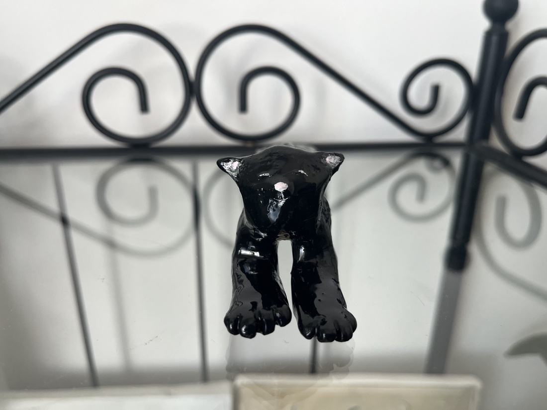 Pisicuta Yoghina - arte vizuale și accesorii - sculptură - sculpturi și figurine din ceramică - Artynos.ro Pisicuta Yoghina - arte vizuale și accesorii - sculptură - sculpturi și figurine din ceramică - Artynos.ro