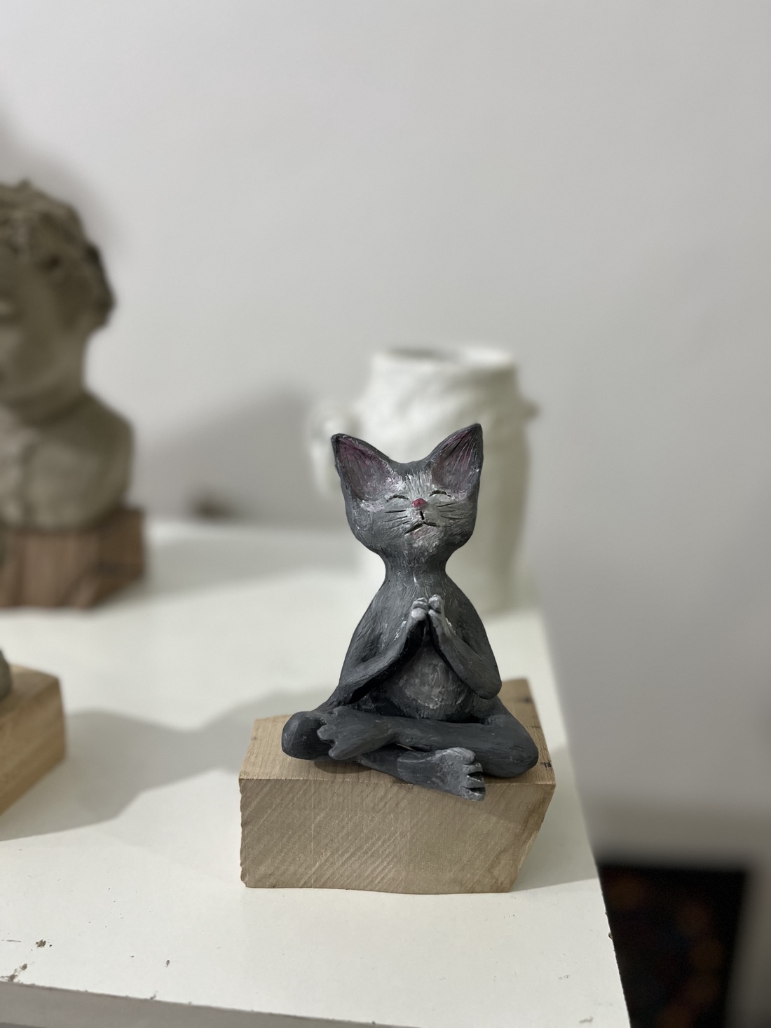 Pisicuta Yoghina - arte vizuale și accesorii - sculptură - sculpturi și figurine din ceramică - Artynos.ro Pisicuta Yoghina - arte vizuale și accesorii - sculptură - sculpturi și figurine din ceramică - Artynos.ro