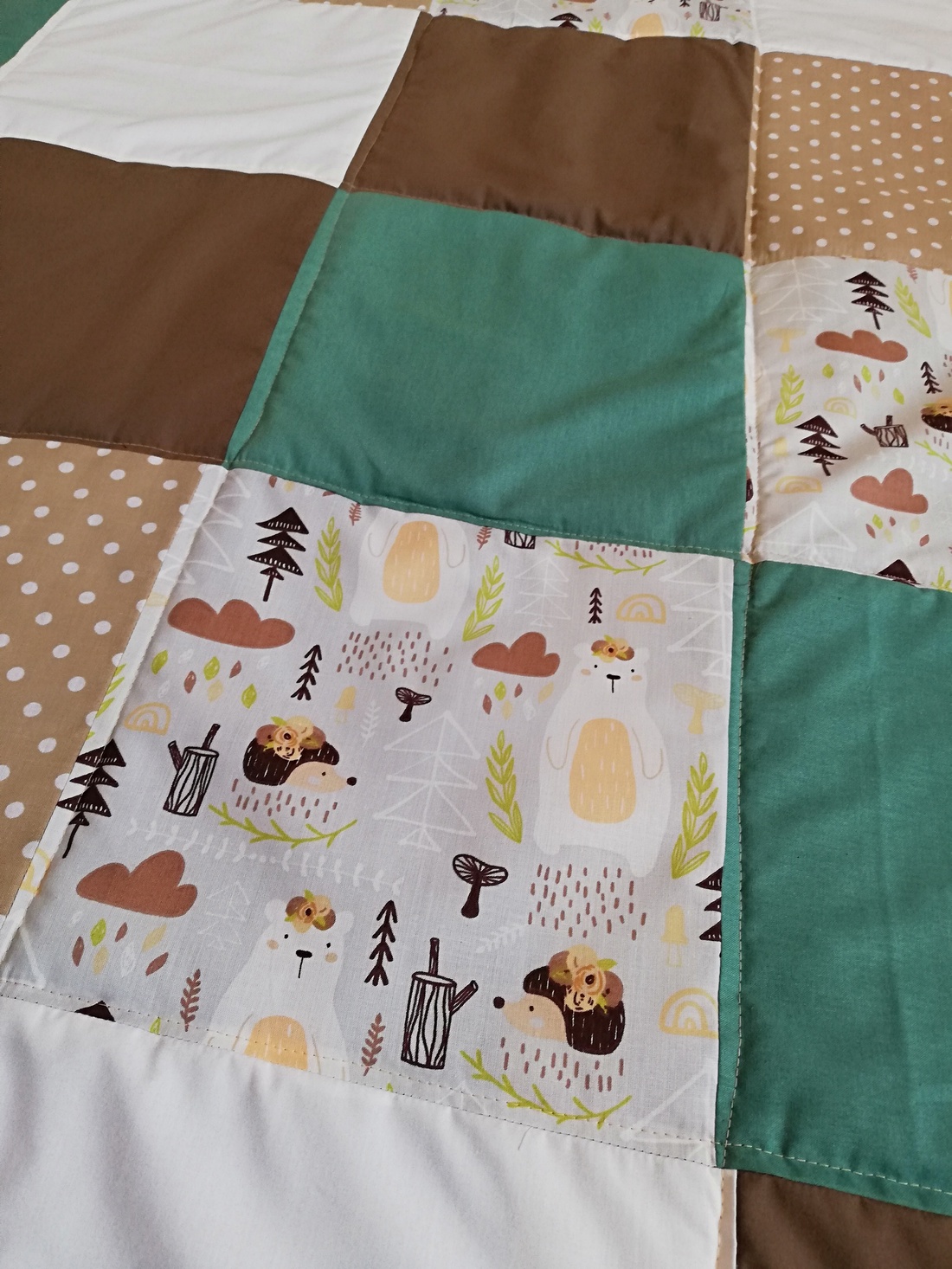 Covoras Patchwork, Animalute Verde-Maro - jucării și echipamente pentru copii - jucării bebeluși - covoraș de joacă - Artynos.ro
