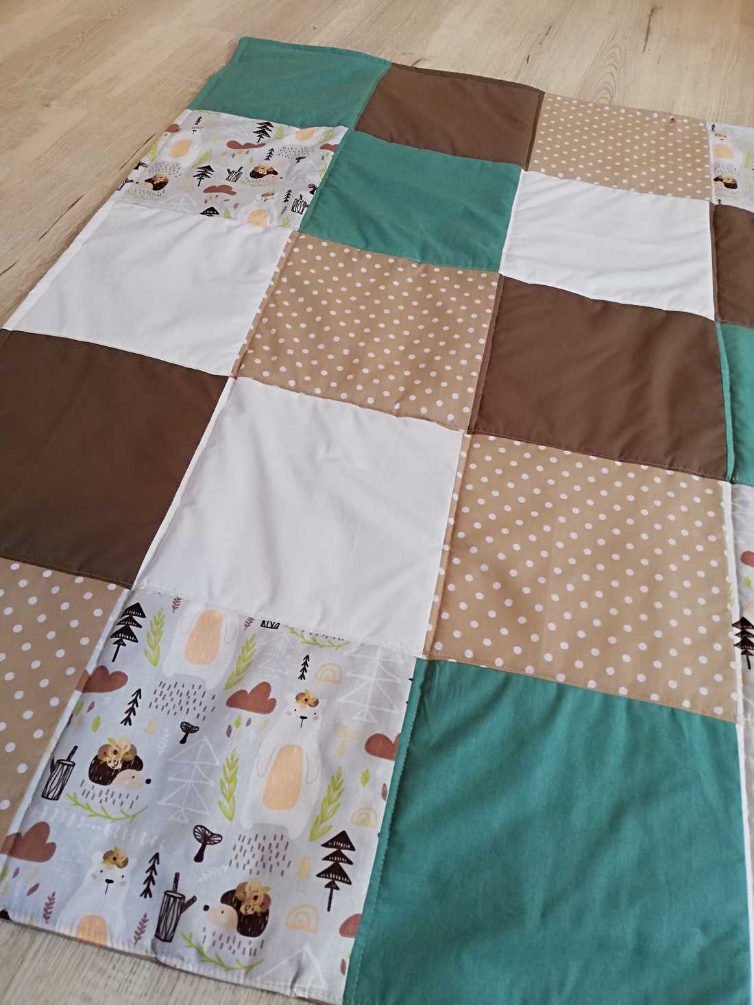 Covoras Patchwork, Animalute Verde-Maro - jucării și echipamente pentru copii - jucării bebeluși - covoraș de joacă - Artynos.ro