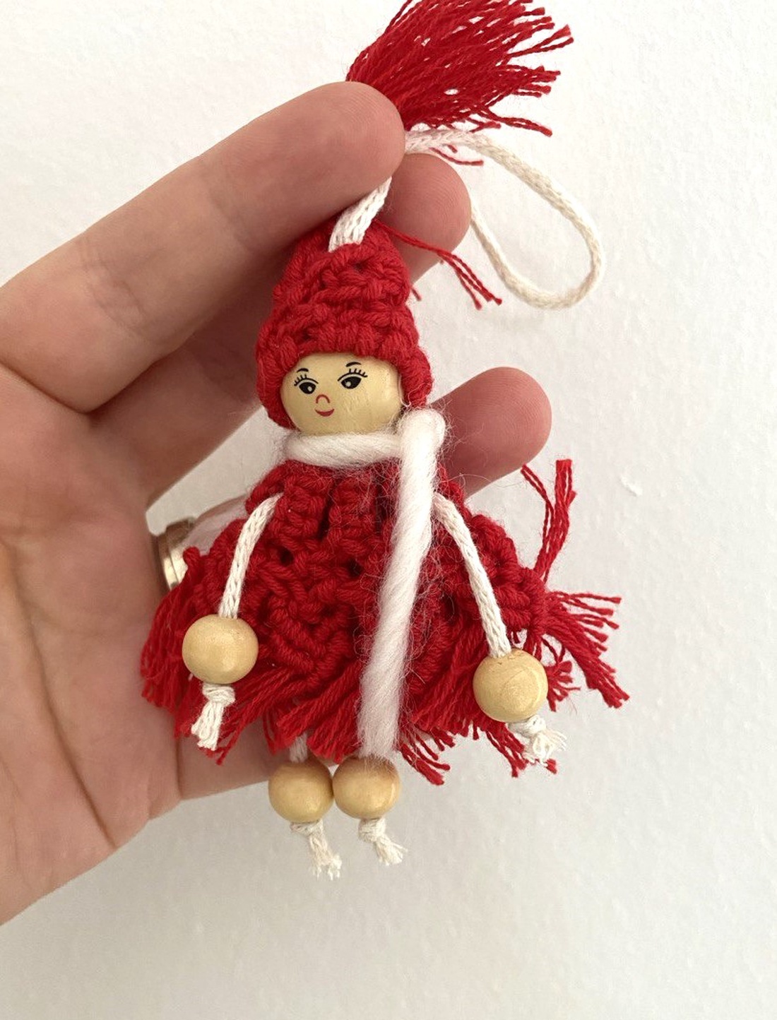 Papusica cu rochita macrame - accesorii de crăciun - decorațiuni de crăciun de casă - decorațiuni pentru pomul de crăciun - Artynos.ro Papusica cu rochita macrame - accesorii de crăciun - decorațiuni de crăciun de casă - decorațiuni pentru pomul de crăciun - Artynos.ro