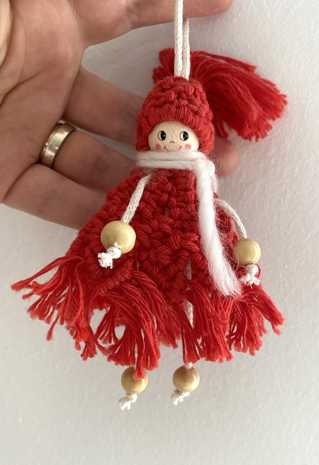 Papusica cu rochita si caciulita - accesorii de crăciun - decorațiuni de crăciun de casă - decorațiuni pentru pomul de crăciun - Artynos.ro Papusica cu rochita si caciulita - accesorii de crăciun - decorațiuni de crăciun de casă - decorațiuni pentru pomul de crăciun - Artynos.ro