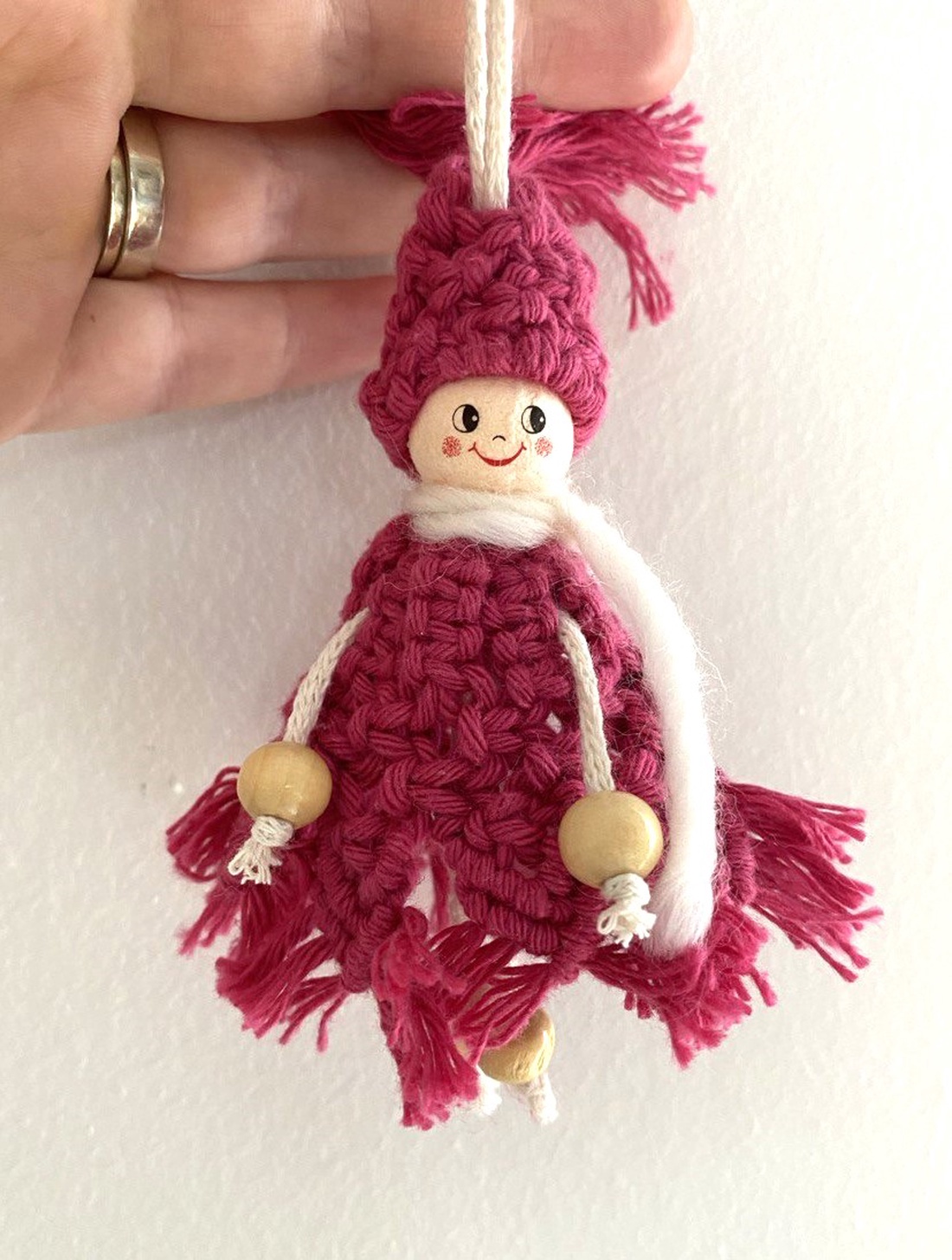 Papusica cu rochita si caciulita - accesorii de crăciun - decorațiuni de crăciun de casă - decorațiuni pentru pomul de crăciun - Artynos.ro Papusica cu rochita si caciulita - accesorii de crăciun - decorațiuni de crăciun de casă - decorațiuni pentru pomul de crăciun - Artynos.ro