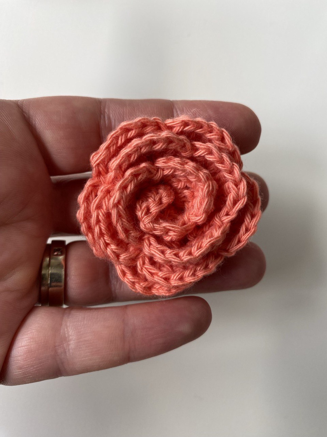 Trandafiri crosetati - casă & stil de viață - accesorii pentru decorat casa - suport de flori - accesorii florale - Artynos.ro Trandafiri crosetati - casă & stil de viață - accesorii pentru decorat casa - suport de flori - accesorii florale - Artynos.ro
