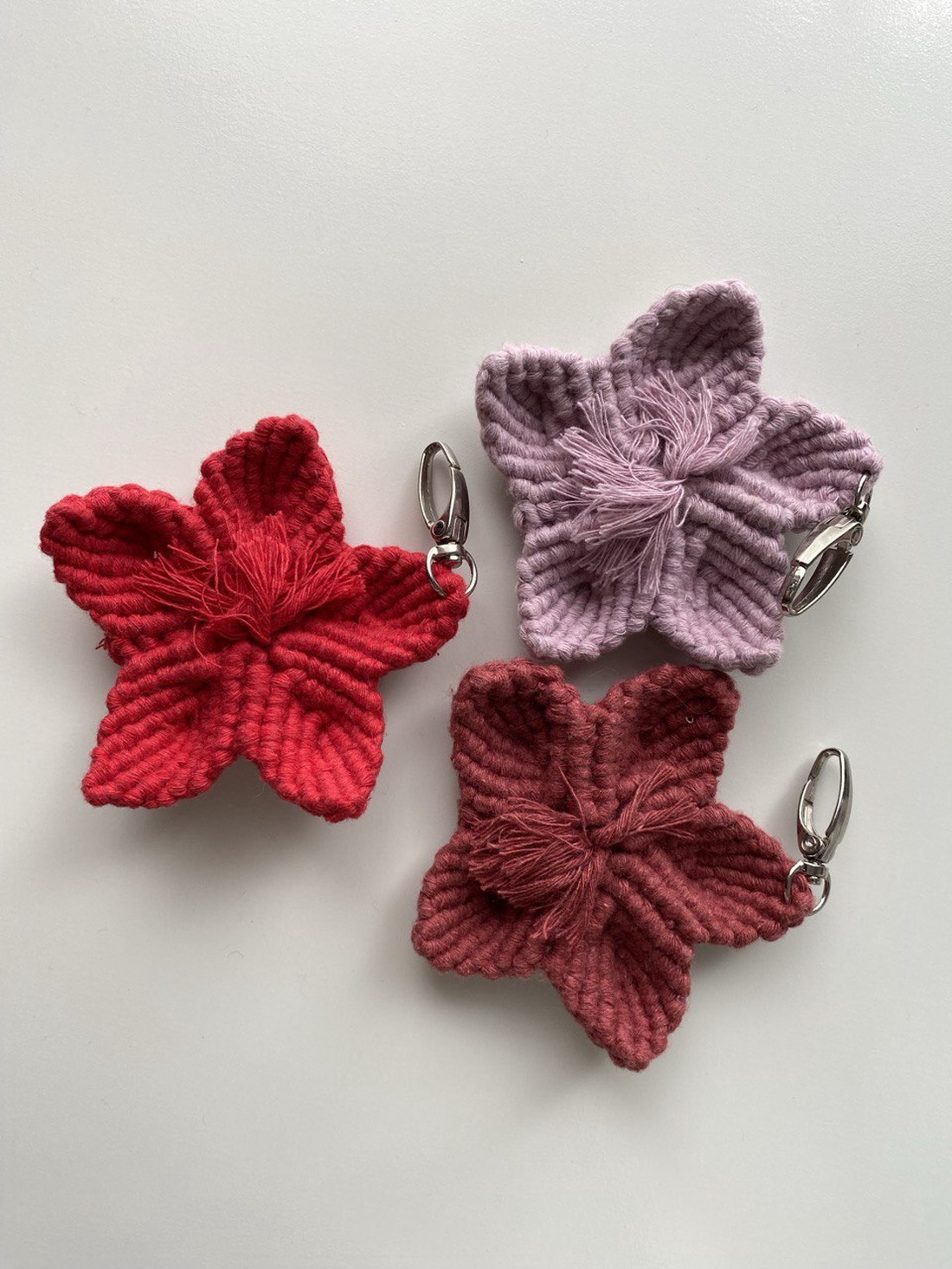 Breloc floare macrame - geantă și husă - accesorii genți - breloc - Artynos.ro Breloc floare macrame - geantă și husă - accesorii genți - breloc - Artynos.ro