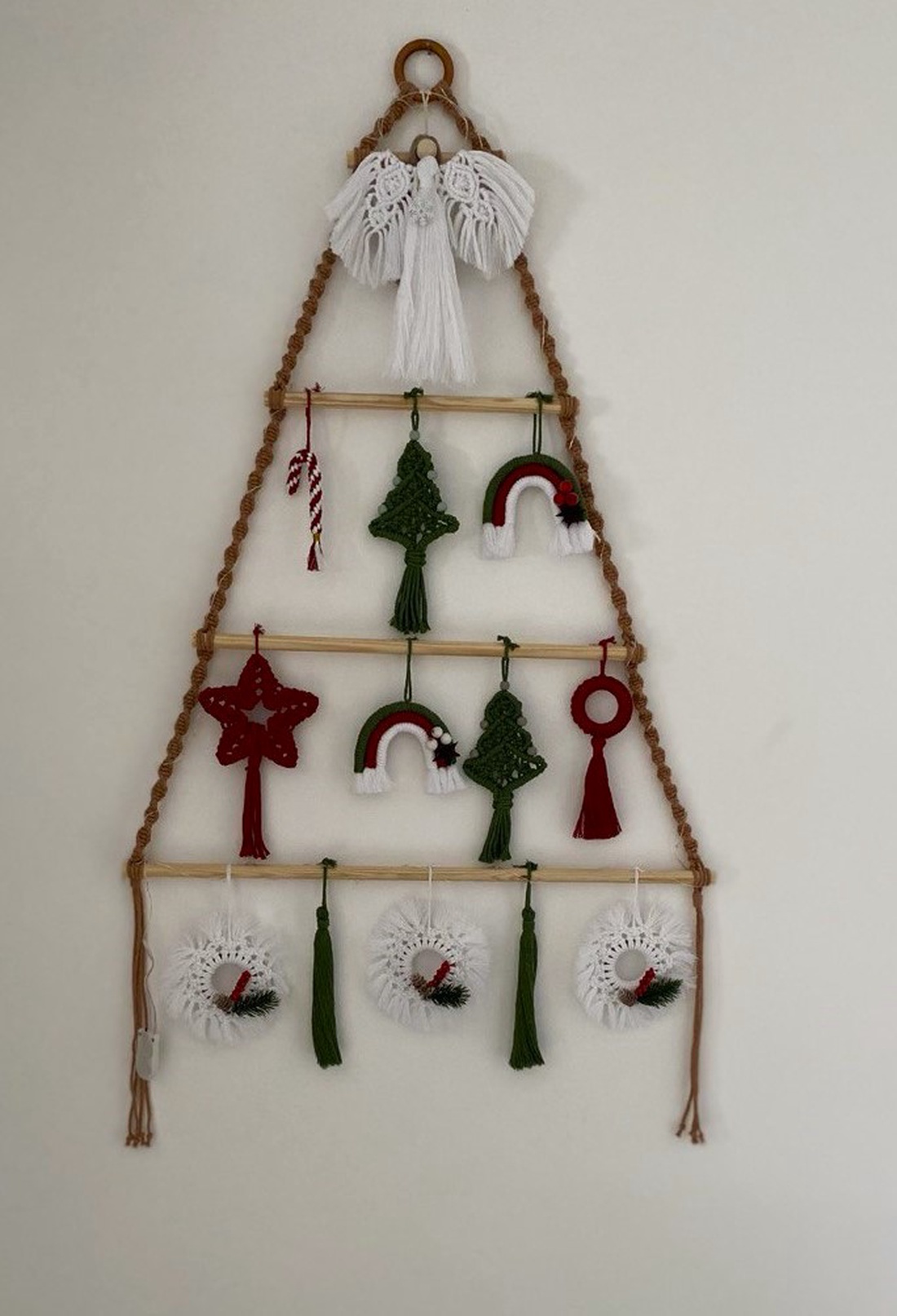 Bradut cu ornamente macrame, pentru camera copilului - crăciun - cadouri de moș crăciun - decor cu moș crăciun - Artynos.ro Bradut cu ornamente macrame, pentru camera copilului - crăciun - cadouri de moș crăciun - decor cu moș crăciun - Artynos.ro