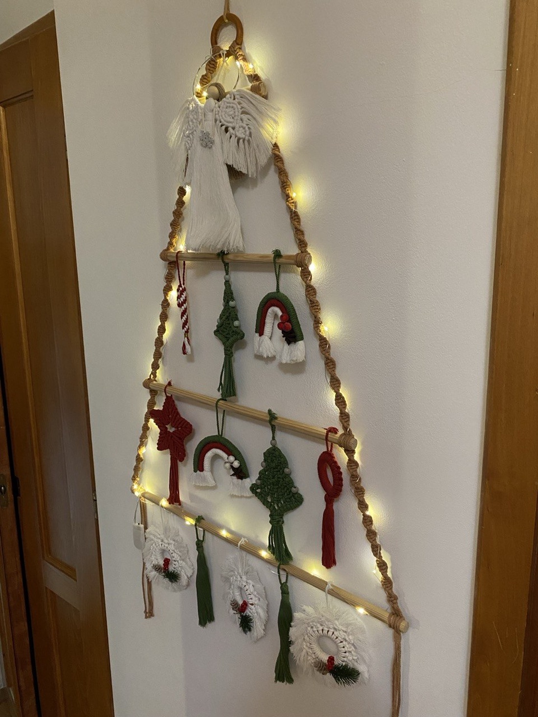Bradut cu ornamente macrame, pentru camera copilului - crăciun - cadouri de moș crăciun - decor cu moș crăciun - Artynos.ro Bradut cu ornamente macrame, pentru camera copilului - crăciun - cadouri de moș crăciun - decor cu moș crăciun - Artynos.ro