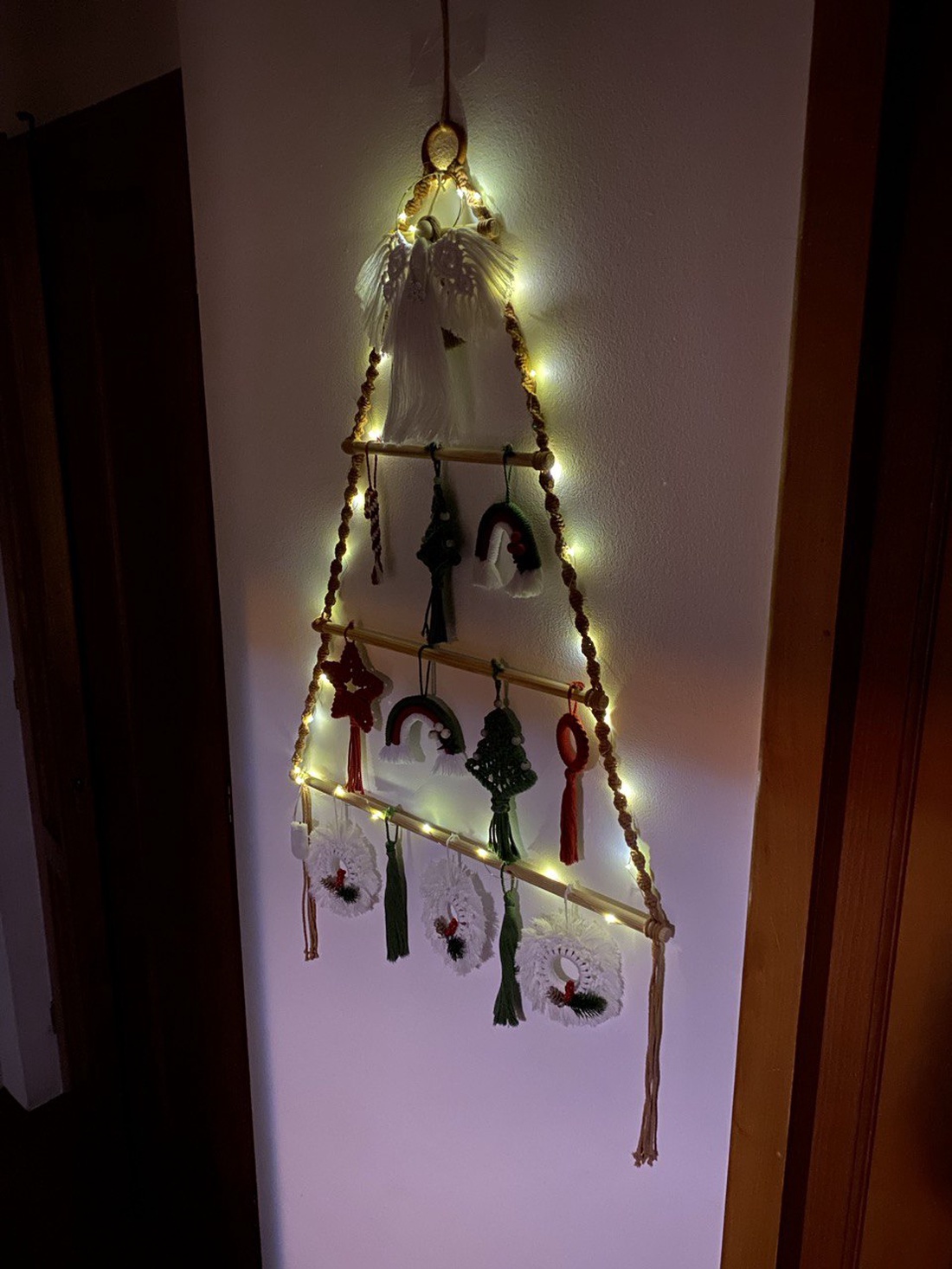 Bradut cu ornamente macrame, pentru camera copilului - crăciun - cadouri de moș crăciun - decor cu moș crăciun - Artynos.ro Bradut cu ornamente macrame, pentru camera copilului - crăciun - cadouri de moș crăciun - decor cu moș crăciun - Artynos.ro