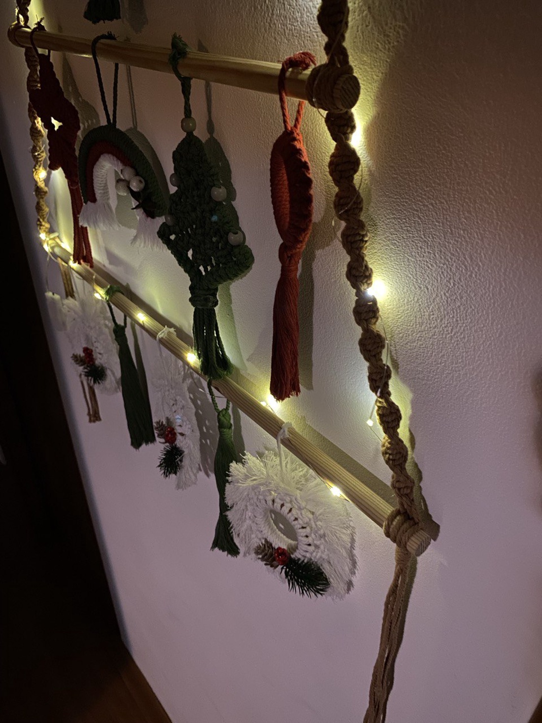 Bradut cu ornamente macrame, pentru camera copilului - crăciun - cadouri de moș crăciun - decor cu moș crăciun - Artynos.ro Bradut cu ornamente macrame, pentru camera copilului - crăciun - cadouri de moș crăciun - decor cu moș crăciun - Artynos.ro