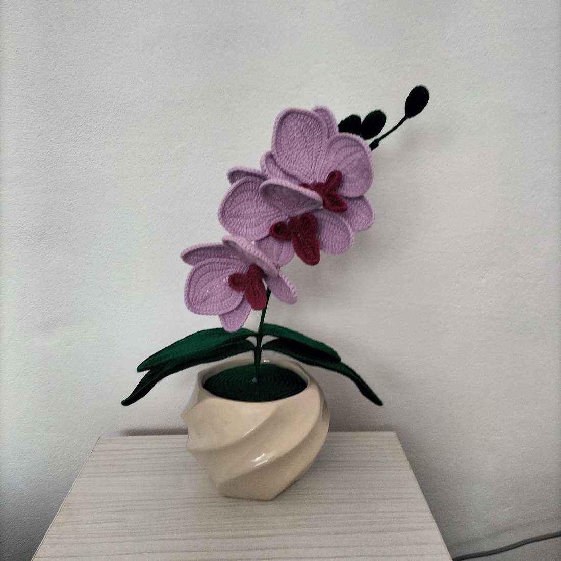 Orhidee crosetata - casă & stil de viață - decorațiuni de casă - accesorii florale - flori în ghiveci - Artynos.ro