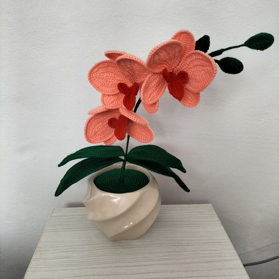 Orhidee crosetata - casă & stil de viață - decorațiuni de casă - accesorii florale - flori în ghiveci - Artynos.ro