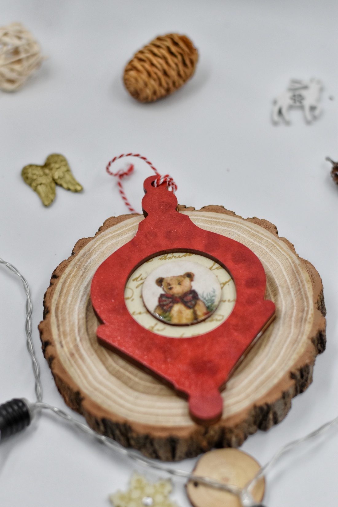 Ornament de Crăciun din lemn, realizat prin tehnica decupajului - crăciun - cadouri de moș crăciun - decor cu moș crăciun - Artynos.ro